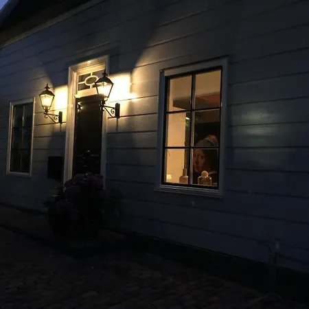 53 Oude Zijds Burgwal * مونِكِندام